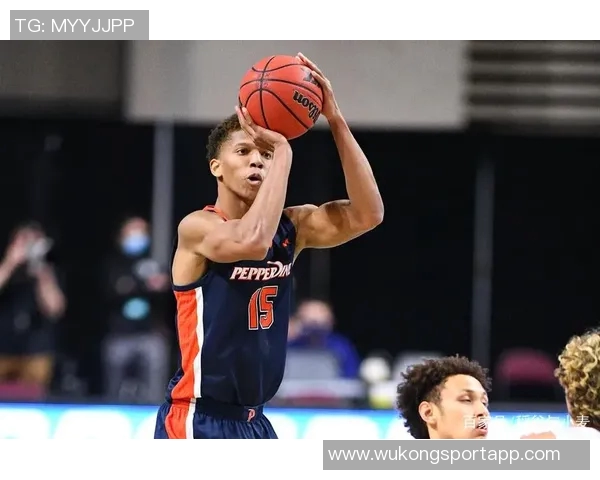 爱德华兹首节表现抢眼9投4中砍下12分并贡献前场板与防守数据